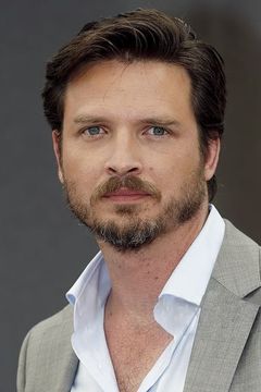 Aden Young interpreta Dr. Frankenstein