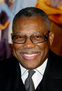 Carl Wright interpreta Ben Rawley