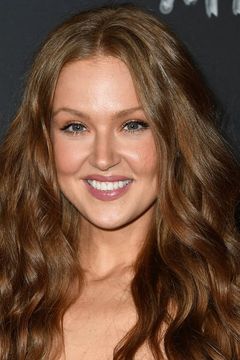 Maggie Geha interpreta Female Nurse