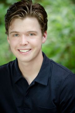 Evan Roe interpreta Bryce