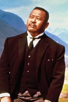 Harold Sakata interpreta Martin