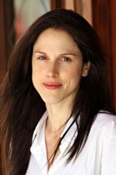 Lucinda Raikes interpreta Reynolds sister