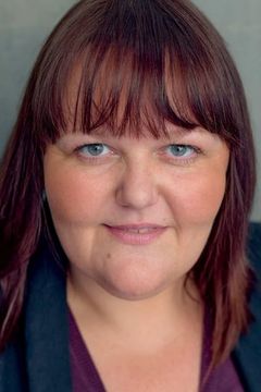Laura Guest interpreta Midwife