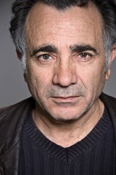 Moshe Ivgy interpreta Mike Harari