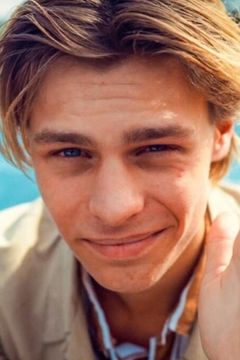 Albert Rudbeck Lindhardt interpreta Sebastian