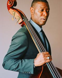 Marcus Shelby interpreta Ray Gardner (voice)