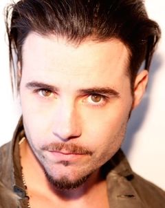 Nathan West interpreta Jan