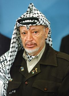 Yasser Arafat interpreta Self (archive footage) (uncredited)