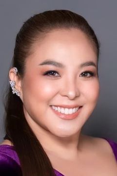 Warinda Damrongphol interpreta Female Reporter (voice)