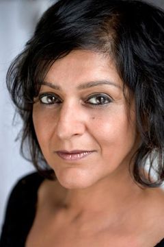Meera Syal interpreta Pushpa Patel
