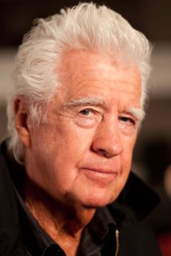 Clu Gulager interpreta Ken Walsh