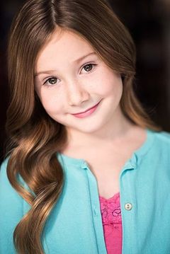 Ava Grace Cooper interpreta Opal