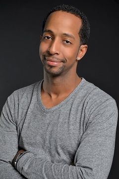 Trevor Parham interpreta Sam