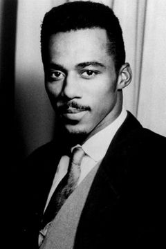 Ralph E. Tresvant interpreta Himself