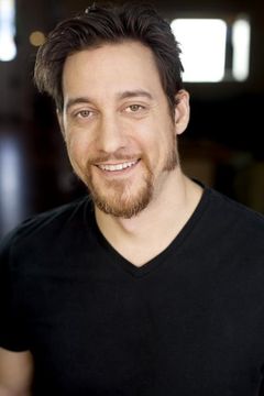 Sterling Hurst interpreta Kellen Newhall