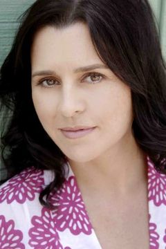 Michelle Arthur interpreta Polly