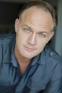 Jason Douglas interpreta Lewis