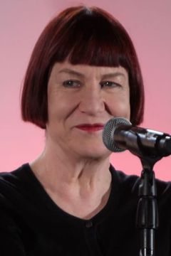 Nell Campbell interpreta Beth