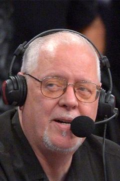 Lawrence Tanter interpreta Lakers PA Announcer