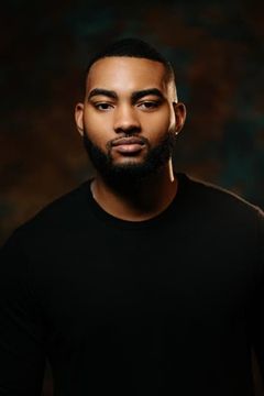 Austin Bullock interpreta Manny