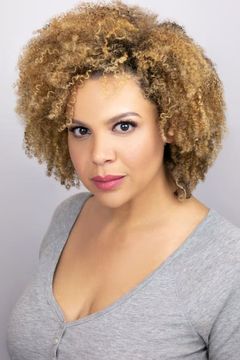 Megan Robinson interpreta Ms. Smith