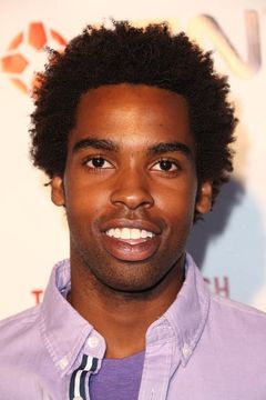 Daniel Curtis Lee interpreta Simon'Cookie' Nelson-Cook