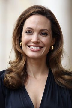 Angelina Jolie interpreta Maleficent