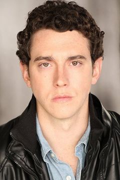 Austin Freeman interpreta Mike