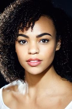 Ella Martine interpreta Cockroach