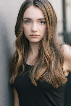 Yasmeene Ball interpreta Chloe Howell