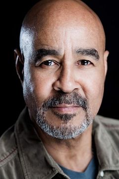 Dennis Neal interpreta Henry