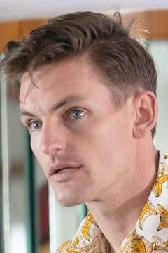 Alex Mortensen interpreta Jake