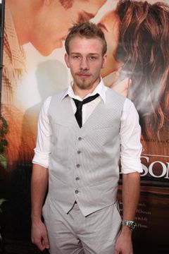 Adam Barnett interpreta Teddy