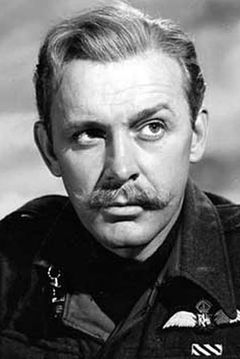 Bill Kerr interpreta Colonel Henderson