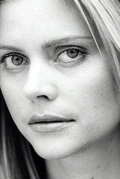 Sophie Lee interpreta Nina