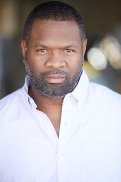 Christian Ojore Mayfield interpreta Mr. Eisner