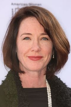 Ann Cusack interpreta Assistant to Lee Phillips (uncredited)
