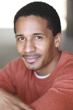 Samuel Stricklen interpreta Conductor