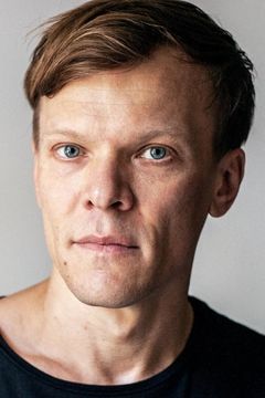 Sebastian Hülk interpreta Amon