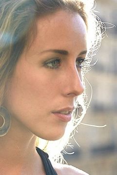 Anne Isserman interpreta Girl in night club