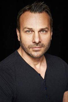 Jeff Teravainen interpreta Mike
