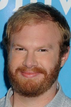 Henry Zebrowski interpreta Alden