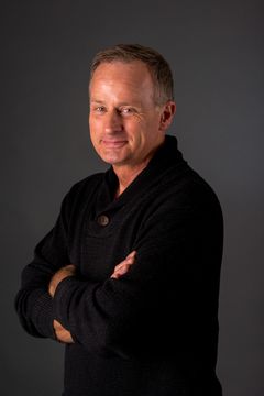 Jeffrey Staab interpreta Benjamin Phipps