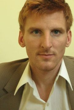 Jeremy Mercer interpreta English