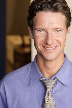 Jason Wilburn interpreta FBI Agent #1