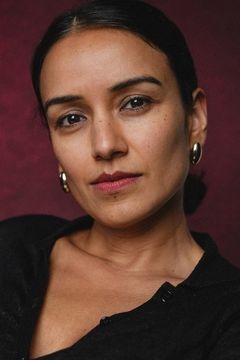 Tanya Saxena interpreta Suhasini
