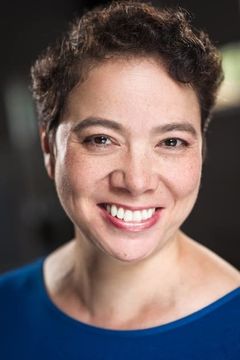 C. Amanda Maud interpreta Waitress