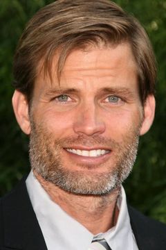 Casper Van Dien interpreta Brom Van Brunt