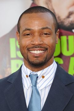 Isaiah Mustafa interpreta Coach Evans