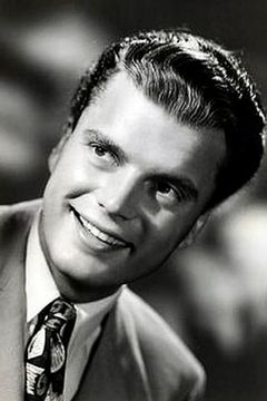 Harry Lewis interpreta New York Ring Announcer (uncredited)